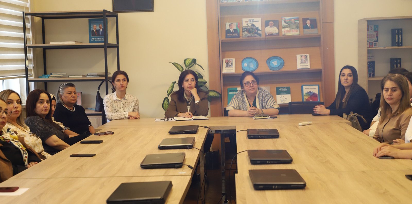 Azərbaycan dili və ədəbiyyat FBK müəllimləri ilə rəhbərlik arasında iclas keçirilib