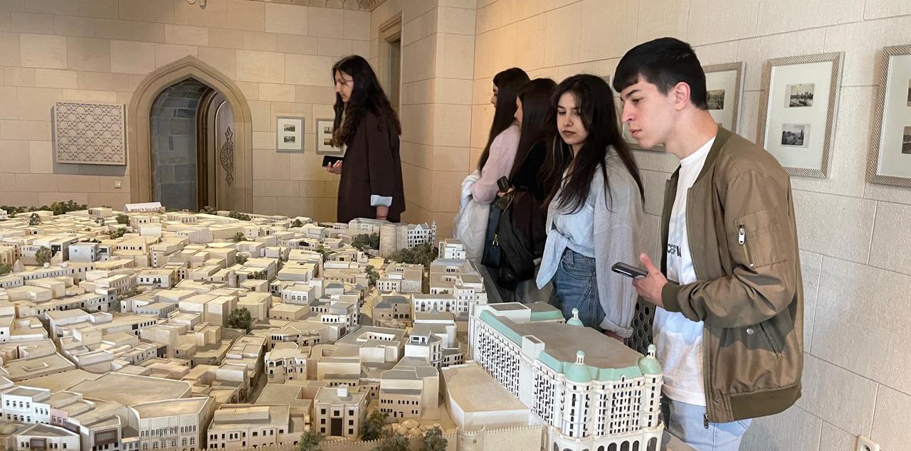 Tələbələr “Memarlıq və Şəhərsalma ili” çərçivəsində İçərişəhər və tarixi abidələrə ekskursiya ediblər