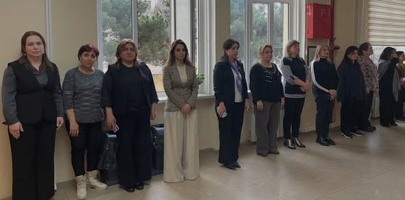 Əməkdaşlar Xocalı soyqırımı qurbanlarını bir dəqiqəlik sükutla yad ediblər